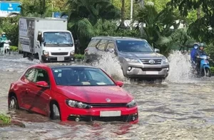 ô tô đi vào đường ngập nước
